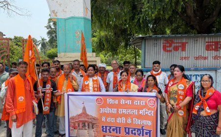 अयोध्या राम मंदिर में हुई चोरी के खिलाफ शिवसेना का प्रदर्शन, मुख्यमंत्री के नाम सौंपा ज्ञापन