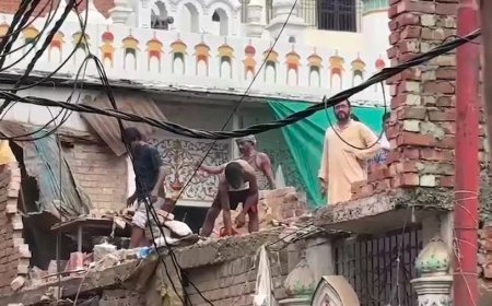 वाराणसी दालमंडी सड़क चौड़ीकरण: PWD की कार्रवाई तेज, मस्जिद प्रबंधन ने शुरू किया ढांचा हटाना
