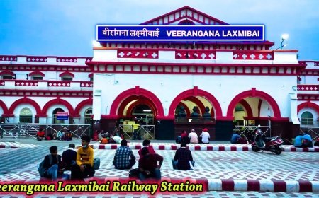झांसी चलती ट्रेन में चढ़ते समय फिसला यात्री, RPF जवान प्रवीण कुमार ने बचाई जान