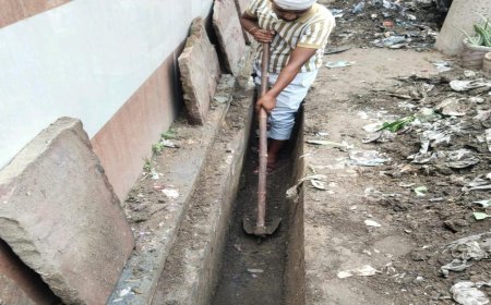 सेक्टर-19 में नालियों और पटरियों पर अतिक्रमण के खिलाफ प्राधिकरण सख्त, जलभराव या दुर्घटना होने पर भवन आवंटी होंगे ज़िम्मेदार