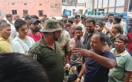 मुजफ्फरपुर में प्रीपेड बिजली मीटर पर बवाल, 'डिफरमेंट चार्ज' कटने से उपभोक्ताओं का प्रदर्शन