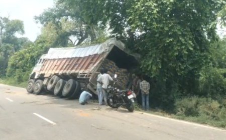 अमेठी में आवारा पशु को बचाने के प्रयास में गड्ढे में फंसा ट्रक, बड़ा हादसा टला