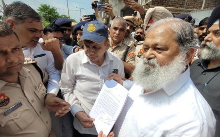 प्रदर्शन कर रहे रोडवेज कर्मचारियों के बीच स्वयं ज्ञापन लेने पहुंचे परिवहन मंत्री अनिल विज