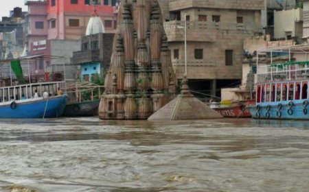 वाराणसी में 20 मिलीमीटर प्रति घंटे की गति से बढ़ रहा गंगा नदी का जलस्तर, बदला गया स्नान का स्थान