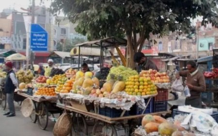 बारिश ने रेहड़ी-पटरी वालों की छीनी रोजी रोटी, लाखों का सामान बर्बाद