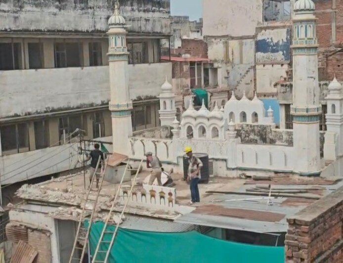 वाराणसी में सड़क चौड़ीकरण के लिए 5 मस्जिदों के प्रभावित हिस्से हटाए गए, आपसी सहमति से शुरू हुई कार्रवाई