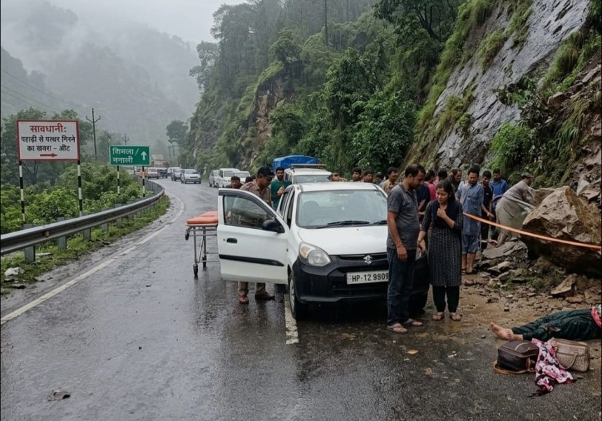 हिमाचल में भारी बारिश: औट के पास चट्टान गिरने से महिला की मौत, कई मार्ग बंद