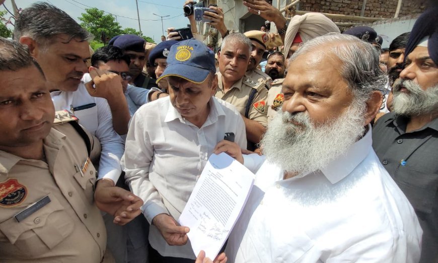 प्रदर्शन कर रहे रोडवेज कर्मचारियों के बीच स्वयं ज्ञापन लेने पहुंचे परिवहन मंत्री अनिल विज