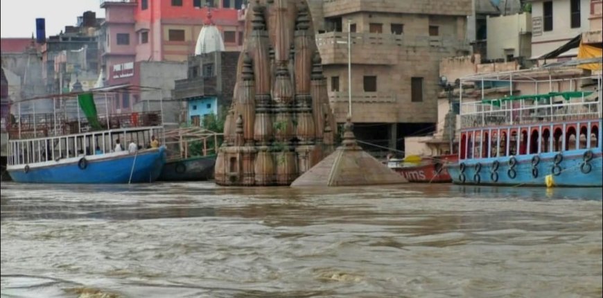 वाराणसी में 20 मिलीमीटर प्रति घंटे की गति से बढ़ रहा गंगा नदी का जलस्तर, बदला गया स्नान का स्थान