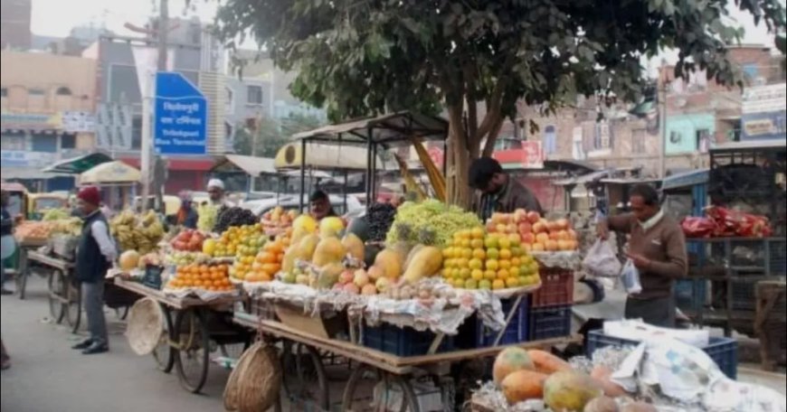 बारिश ने रेहड़ी-पटरी वालों की छीनी रोजी रोटी, लाखों का सामान बर्बाद