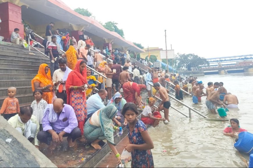 गुरु पूर्णिमा पर आहार के गंगा घाटों पर उमड़ा आस्था का सैलाब