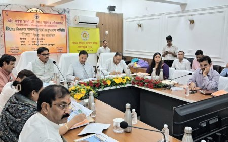 माननीय सांसद डॉ. महेश शर्मा की अध्यक्षता में कलेक्ट्रेट सभागार में जिला विद्युत समिति की समीक्षा बैठक आयोजित की गई