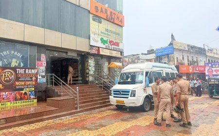 आगरा के नंद प्लाजा में पुलिस का बड़ा एक्शन, 3 कैफे और 2 मिनी सिनेमाघर सील