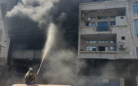 नरेला की फैक्ट्री में भीषण आग दमकल की कई गाड़ियां मौके पर