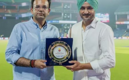 दिल्ली प्रीमियर लीग में पहुंचे हरभजन सिंह, रोहन जेटली ने किया सम्मानित