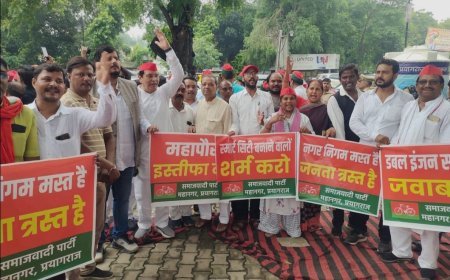 प्रयागराज में भीषण जलभराव पर सपा का प्रदर्शन, स्मार्ट सिटी के दावाें काे लेकर नेताओं ने कसा तंज