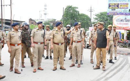 त्योहारों को लेकर बहराइच पुलिस अलर्ट, एसपी ने घंटाघर से डीएम तिराहा तक किया पैदल मार्च