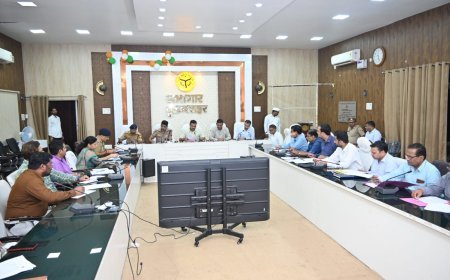 कलेक्ट्रेट सभागार में हुई जिला सड़क सुरक्षा समिति की बैठक, ब्लैक स्पॉट सुधारने और यातायात नियमों का सख्ती से पालन कराने के निर्देश