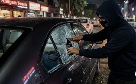 सड़क किनारे खड़ी कार का शीशा तोड़कर कीमती सामान चोरी