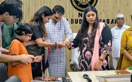 विशेष बच्चों ने कलेक्ट्रेट में डीएम मेधा रूपम को बांधी खुद की बनाई राखी, आर्या फैशन्स की पहल की हुई सराहना