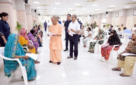 CM योगी का 'जनता दर्शन', अधिकारियों को अल्टीमेटम 'हर समस्या का समयबद्ध और प्रभावी समाधान हो'