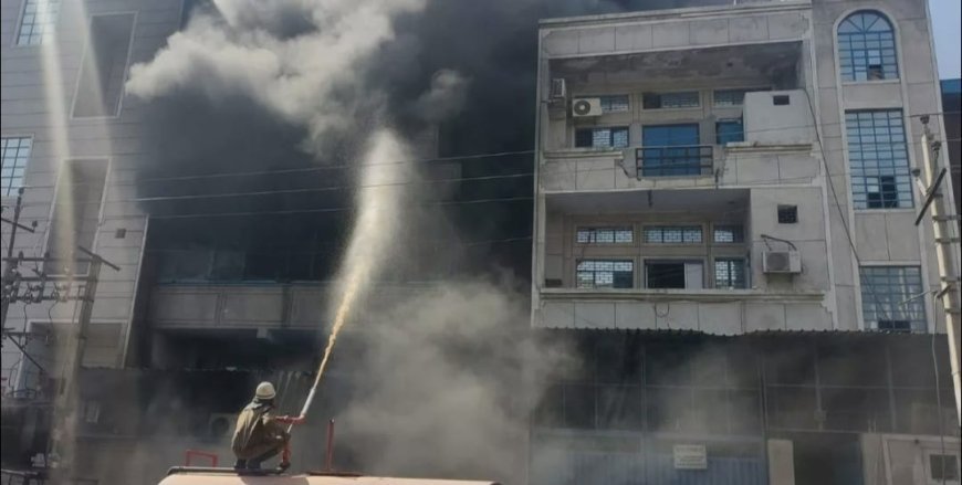 नरेला की फैक्ट्री में भीषण आग दमकल की कई गाड़ियां मौके पर