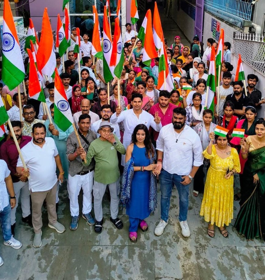 आर्य फैशन्स ने 'हर घर तिरंगा' अभियान के तहत निकाली भव्य रैली, देशभक्ति के रंग में रंगे कर्मचारी