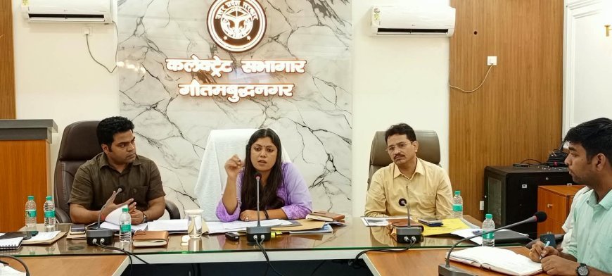 संभावित बाढ़ की पूर्व तैयारियों को लेकर जिलाधिकारी ने की समीक्षा बैठक