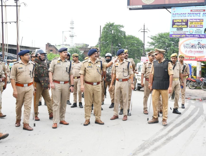 त्योहारों को लेकर बहराइच पुलिस अलर्ट, एसपी ने घंटाघर से डीएम तिराहा तक किया पैदल मार्च