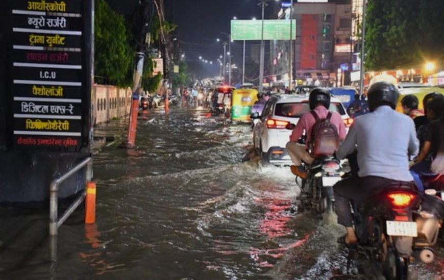 काशी में एक घंटे में 50 मिलीमीटर बारिश, सड़कों पर जलभराव, भारी बारिश के आसार