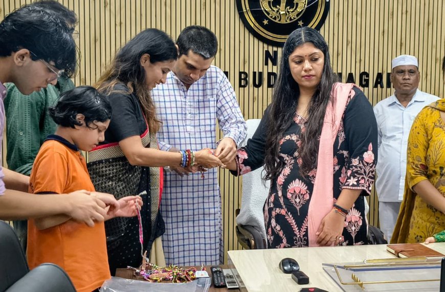 विशेष बच्चों ने कलेक्ट्रेट में डीएम मेधा रूपम को बांधी खुद की बनाई राखी, आर्या फैशन्स की पहल की हुई सराहना