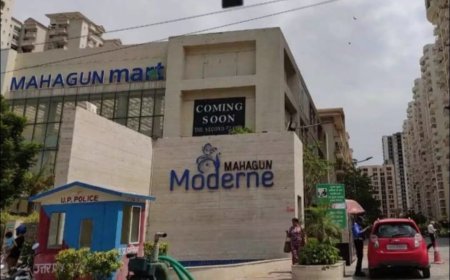 महागुन मार्ट के सामने अतिक्रमण से लोग परेशान