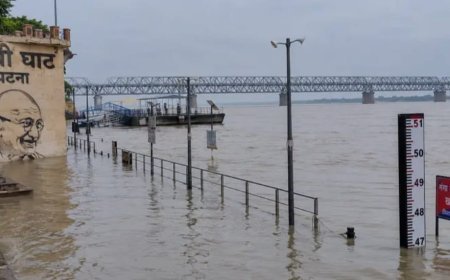बिहार: पटना के गांधी घाट पर गंगा का पानी उच्चतम बाढ़ स्तर पार, गंगा किनारे के इलाकों में विशेष सतर्कता