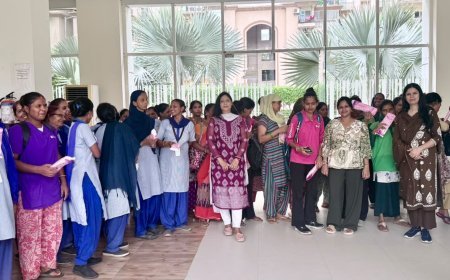 हाउसकीपिंग स्टाफ और घरेलू सहायिकाओं को बांटे गए सैनिटरी पैड, मासिक धर्म स्वच्छता पर किया जागरूक