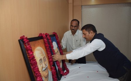 यमुना प्राधिकरण में मनाई गई गांधी-शास्त्री जयंती, अधिकारियों ने अर्पित किए श्रद्धासुमन