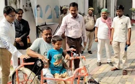 डीएम की जनसुनवाई में पहुंचे दिव्यांग फरियादी को मिली ट्राइसाईकिल की सौगात
