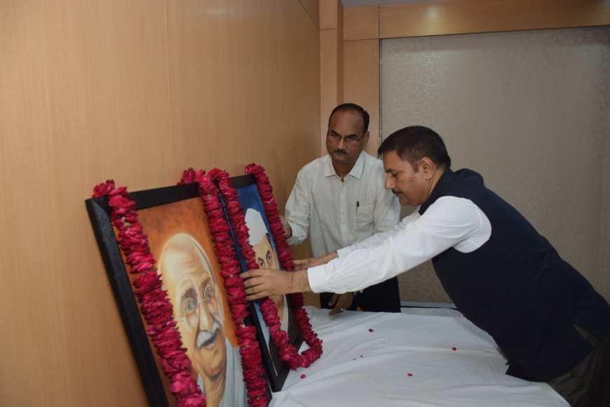 यमुना प्राधिकरण में मनाई गई गांधी-शास्त्री जयंती, अधिकारियों ने अर्पित किए श्रद्धासुमन
