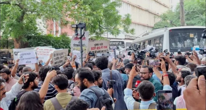 जंतर-मंतर पर ज्ञानेश कुमार के इस्तीफे की मांग को लेकर विपक्षी दलों का प्रदर्शन, 1100 लोग हिरासत में