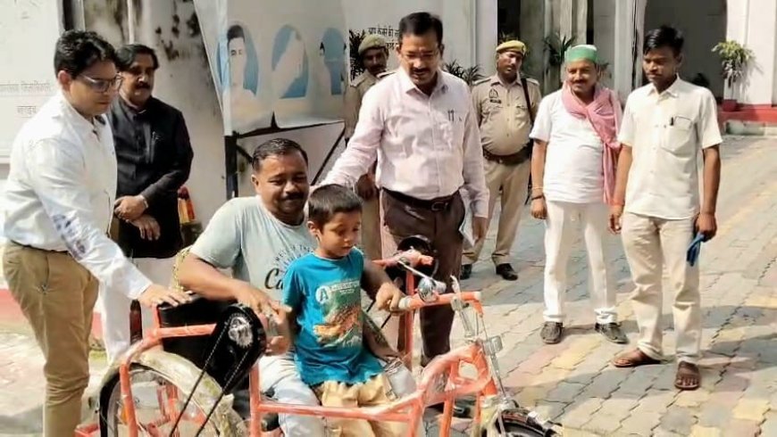 डीएम की जनसुनवाई में पहुंचे दिव्यांग फरियादी को मिली ट्राइसाईकिल की सौगात